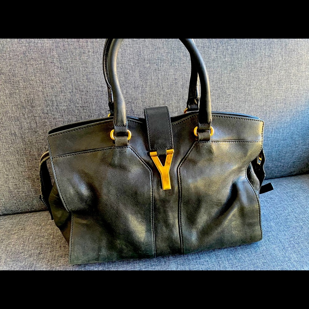 YVES SAINT LAURENT
Medium Cabas Chyc Tote